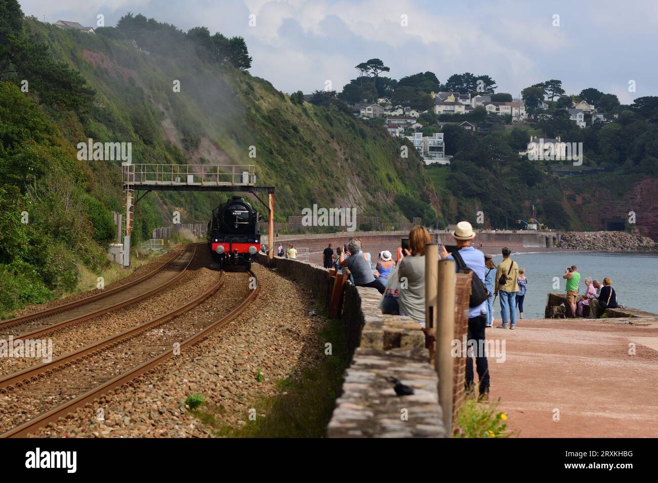 Persone sulla diga che guardano la locomotiva LMS n. 46100 Royal Scot che passa per Sprey Point a Teignmouth con l'English Riviera Express. Foto Stock