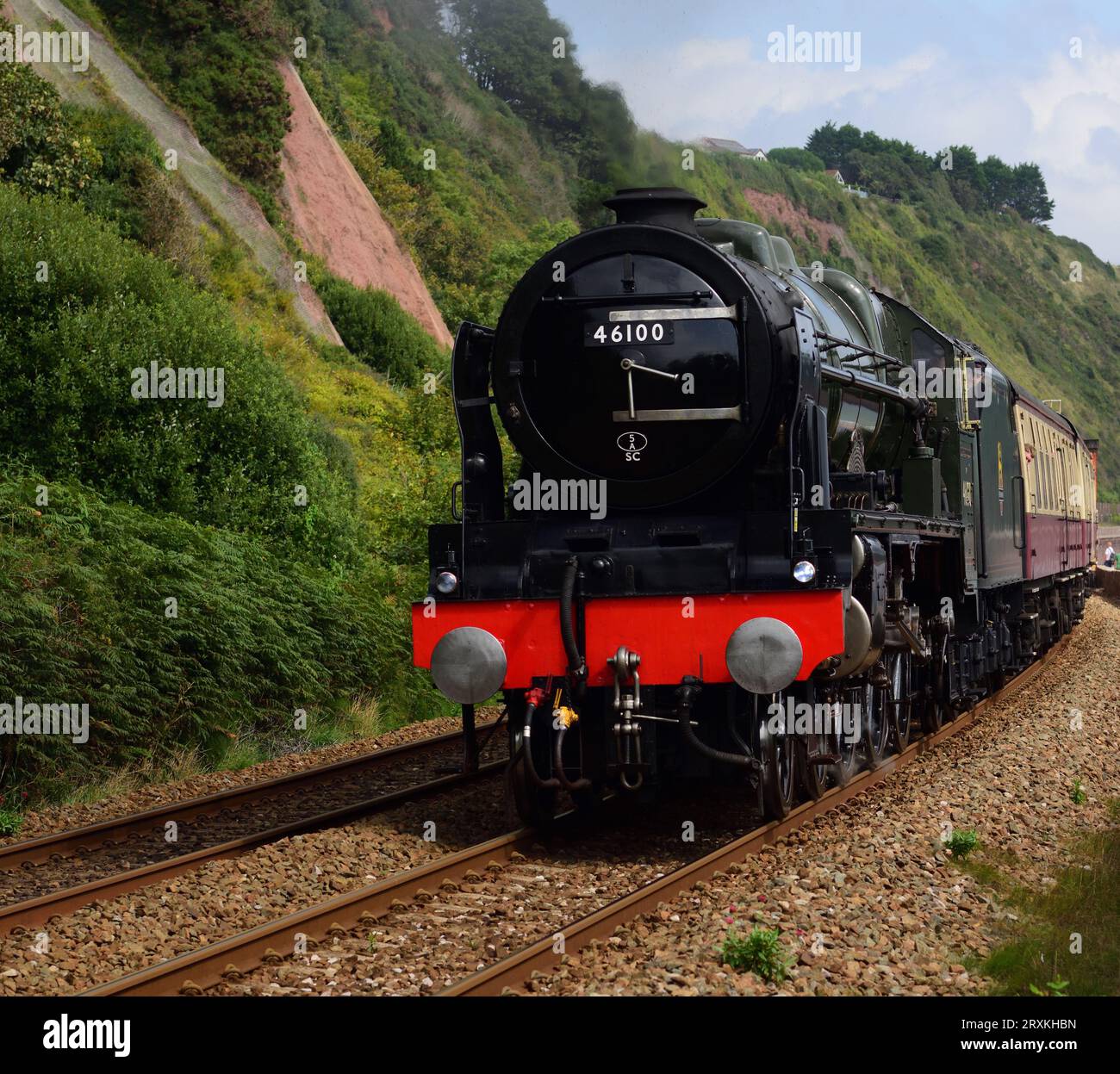 Classe Royal Scot LMS No 46100 Royal Scot passando Sprey Point a Teignmouth con l'English Riviera Express diretto a Kingswear. Foto Stock