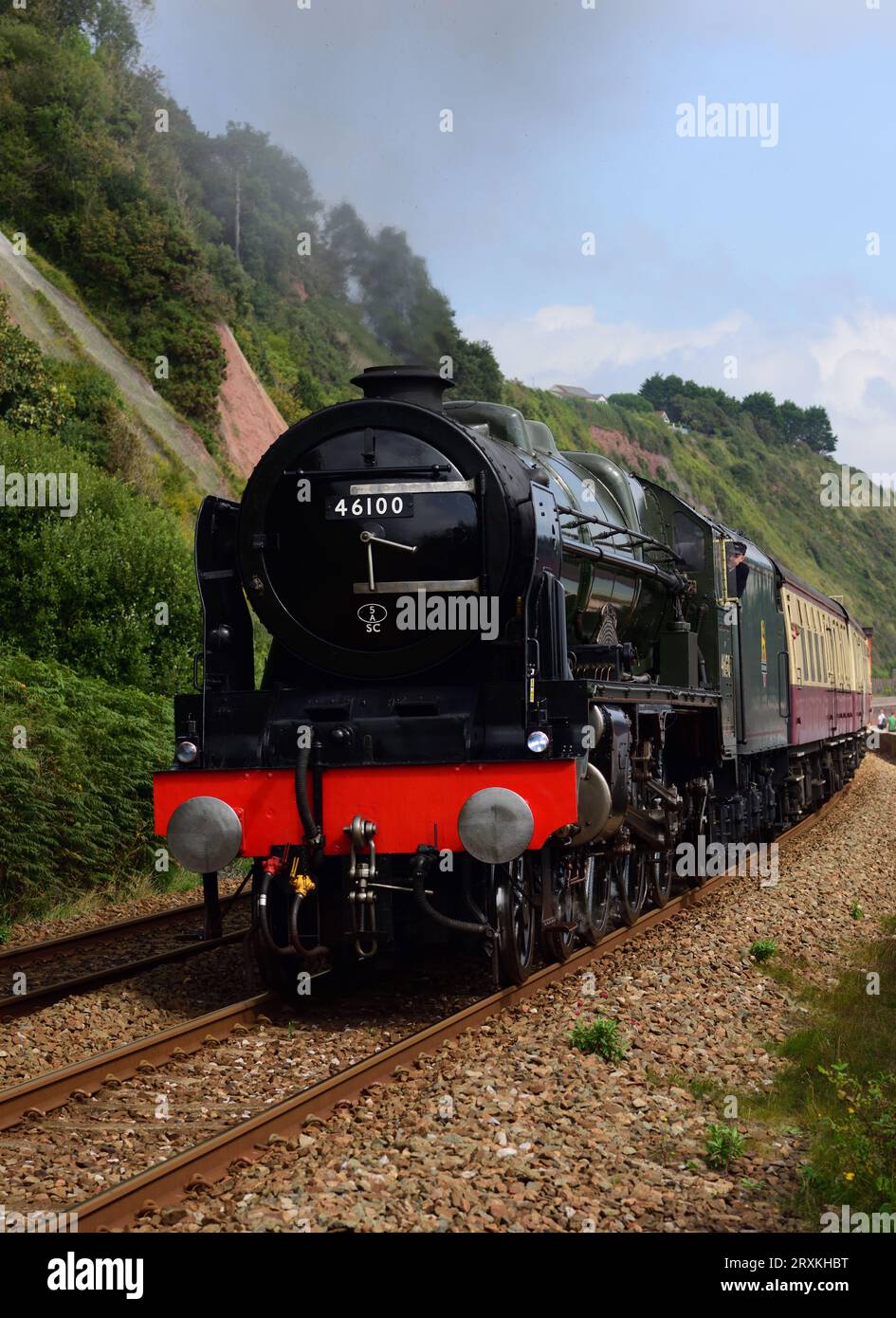 Classe Royal Scot LMS No 46100 Royal Scot passando Sprey Point a Teignmouth con l'English Riviera Express diretto a Kingswear. Foto Stock