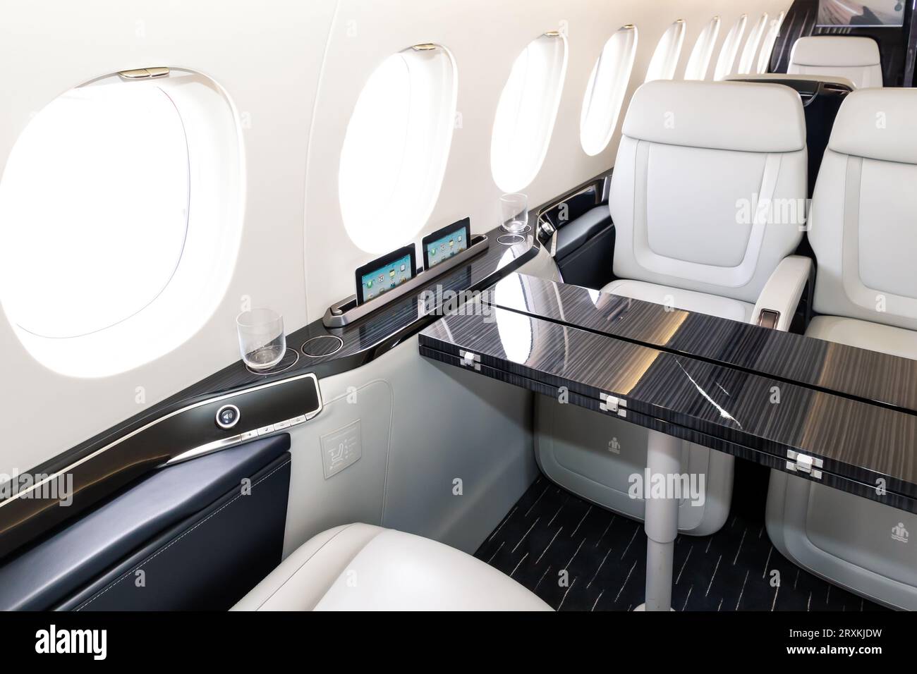 Sedie confortevoli in un moderno jet Aircraft business Foto Stock