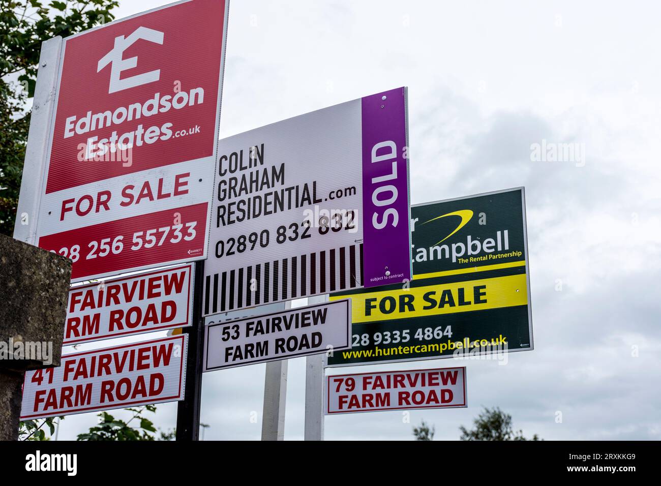 Abitazioni immobiliari vendute o segnaletica in vendita a Ballyclare, Irlanda del Nord Foto Stock