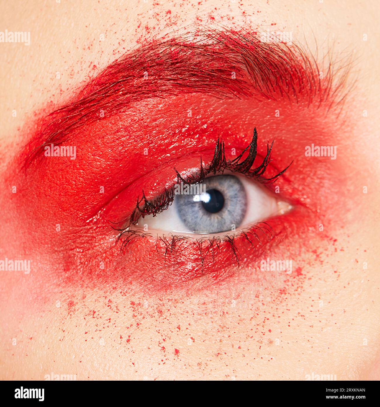 Primo piano di un occhio con trucco rosso Foto Stock