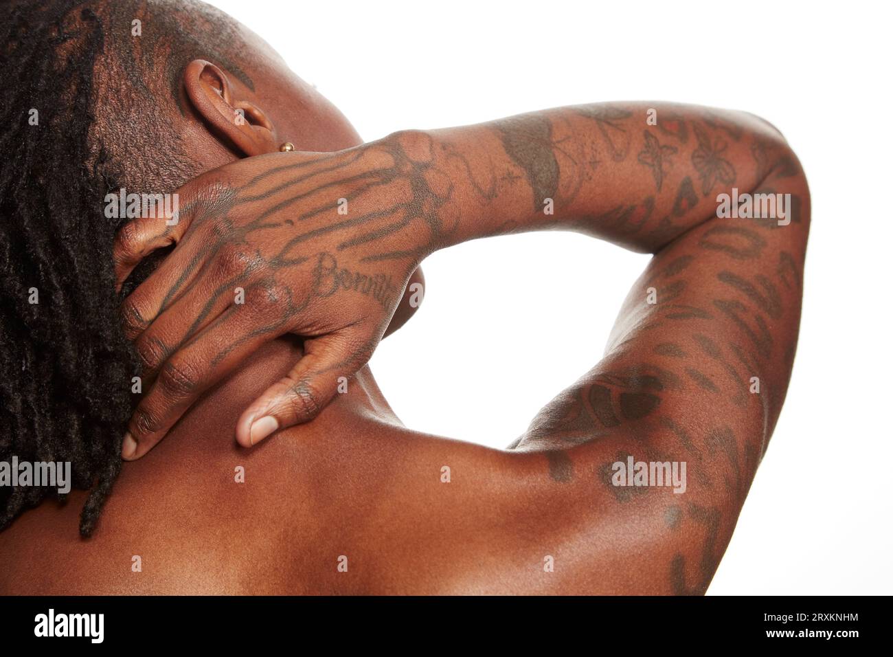 Braccio della giovane donna con tatuaggi Foto Stock