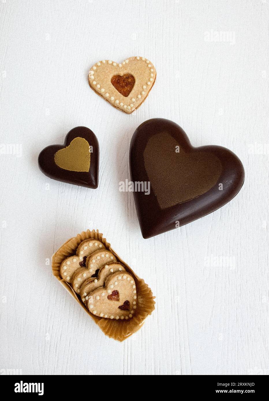 Al cioccolato a forma di cuore e i cookie Foto Stock