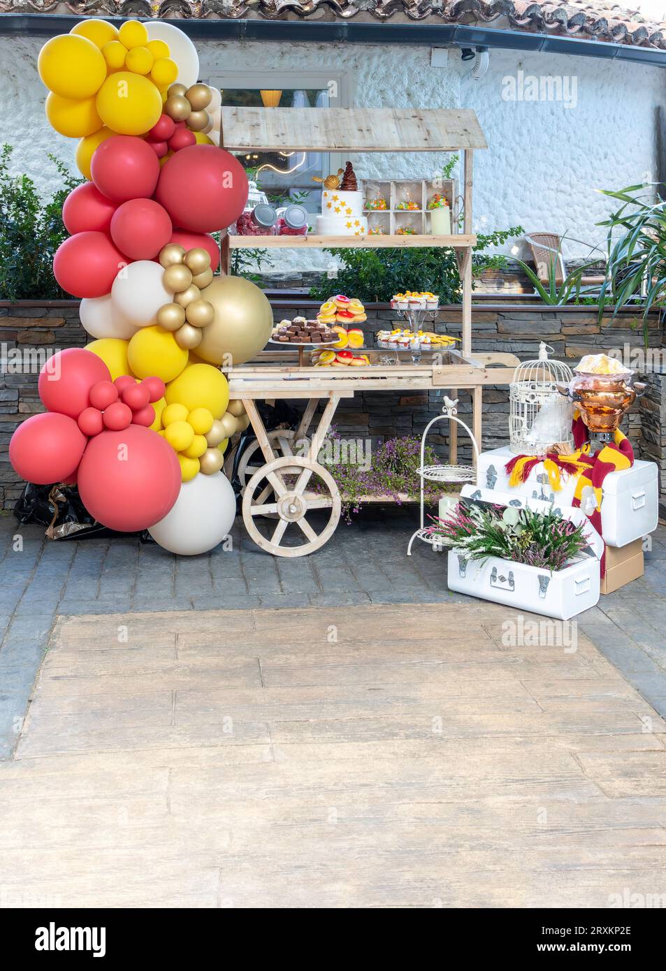 carrello da festa con palloncini e dolci. Decorazione di compleanno o matrimonio Foto Stock