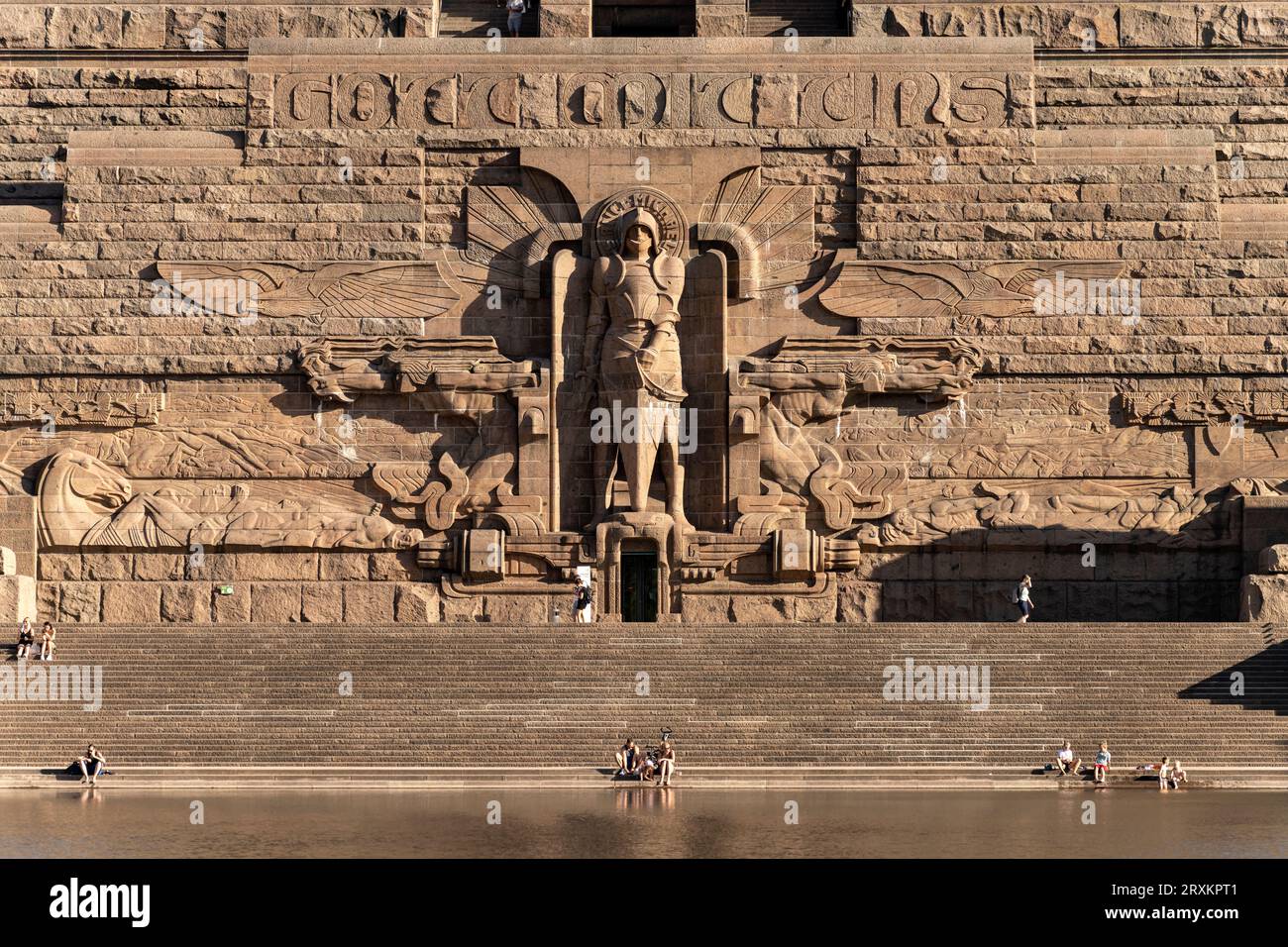 Skulptur SANCT MICHAEL - Der Erzengel Michael am Eingang zum Völkerschlachtdenkmal a Lipsia, Sachsen, Deutschland | scultura dell'Arcangelo sa Foto Stock