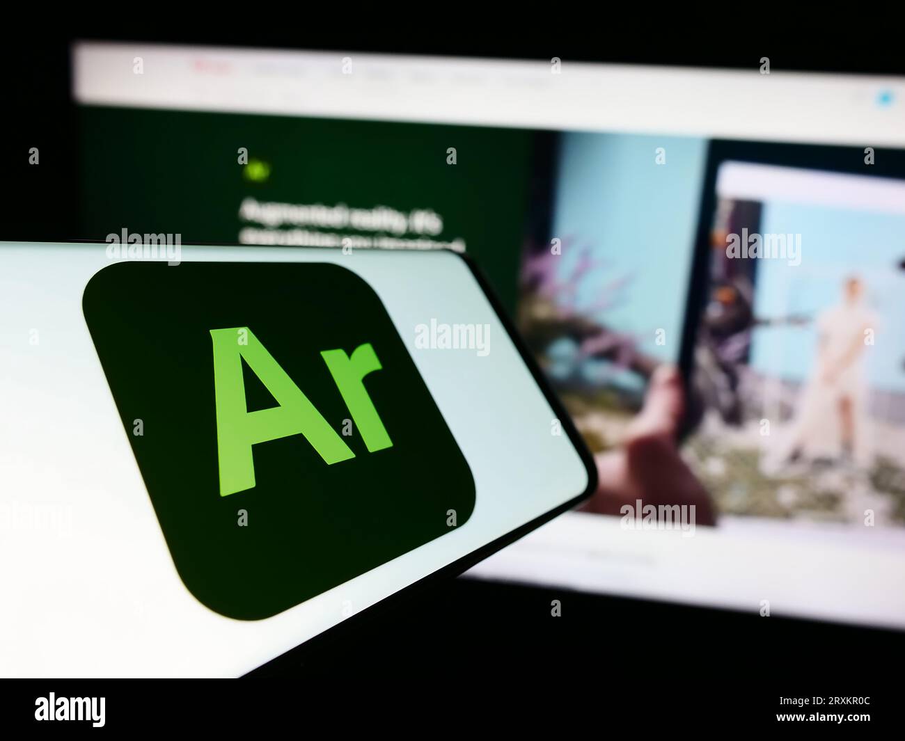 Telefono cellulare con logo del software di realtà aumentata Adobe Aero sullo schermo davanti al sito Web dell'azienda. Concentrarsi sul centro del display del telefono. Foto Stock