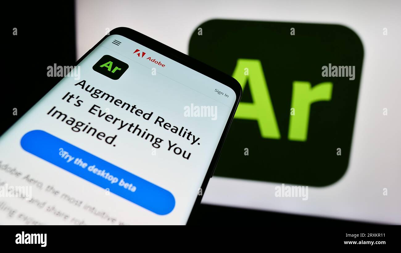 Smartphone con sito Web del software di realtà aumentata Adobe Aero sullo schermo davanti al logo aziendale. Mettere a fuoco in alto a sinistra sul display del telefono. Foto Stock