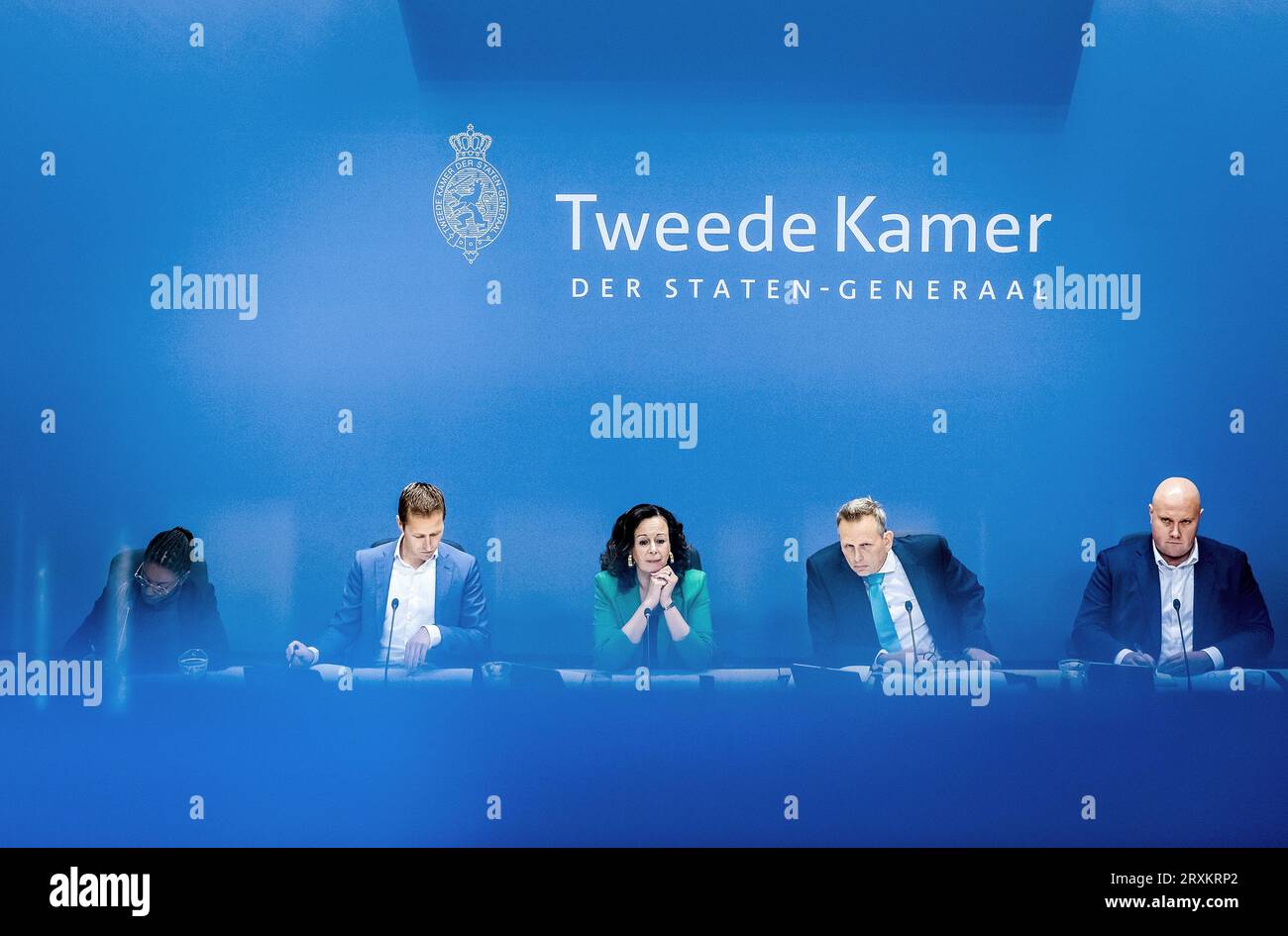 L'AIA - la commissione parlamentare d'inchiesta, che indaga sulla politica di frode del governo, guidata dal presidente Salima Belhaj (M) durante l'interrogatorio di Sander Veldhuizen, capo del dipartimento del mercato del lavoro e della direzione degli affari socioeconomici, Ministero degli affari sociali e dell'occupazione (2008-2019 ). L'indagine è stata avviata in seguito allo scandalo delle prestazioni per i bambini. ANP REMKO DE WAAL netherlands Out - belgium Out Foto Stock