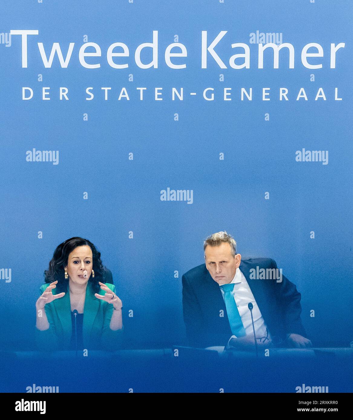 L'AIA - la commissione parlamentare d'inchiesta, che indaga sulla politica di frode del governo, guidata dal presidente Salima Belhaj (L) durante l'interrogatorio di Sander Veldhuizen, capo dipartimento della direzione del mercato del lavoro e degli affari socioeconomici, Ministero degli affari sociali e dell'occupazione (2008-2019 ). L'indagine è stata avviata in seguito allo scandalo delle prestazioni per i bambini. ANP REMKO DE WAAL netherlands Out - belgium Out Foto Stock