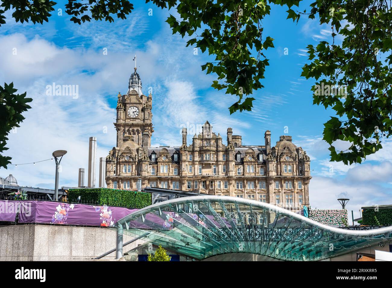 Edifici monumentali in stile vittoriano nella città unesco di Edimburgo, in Scozia. Foto Stock