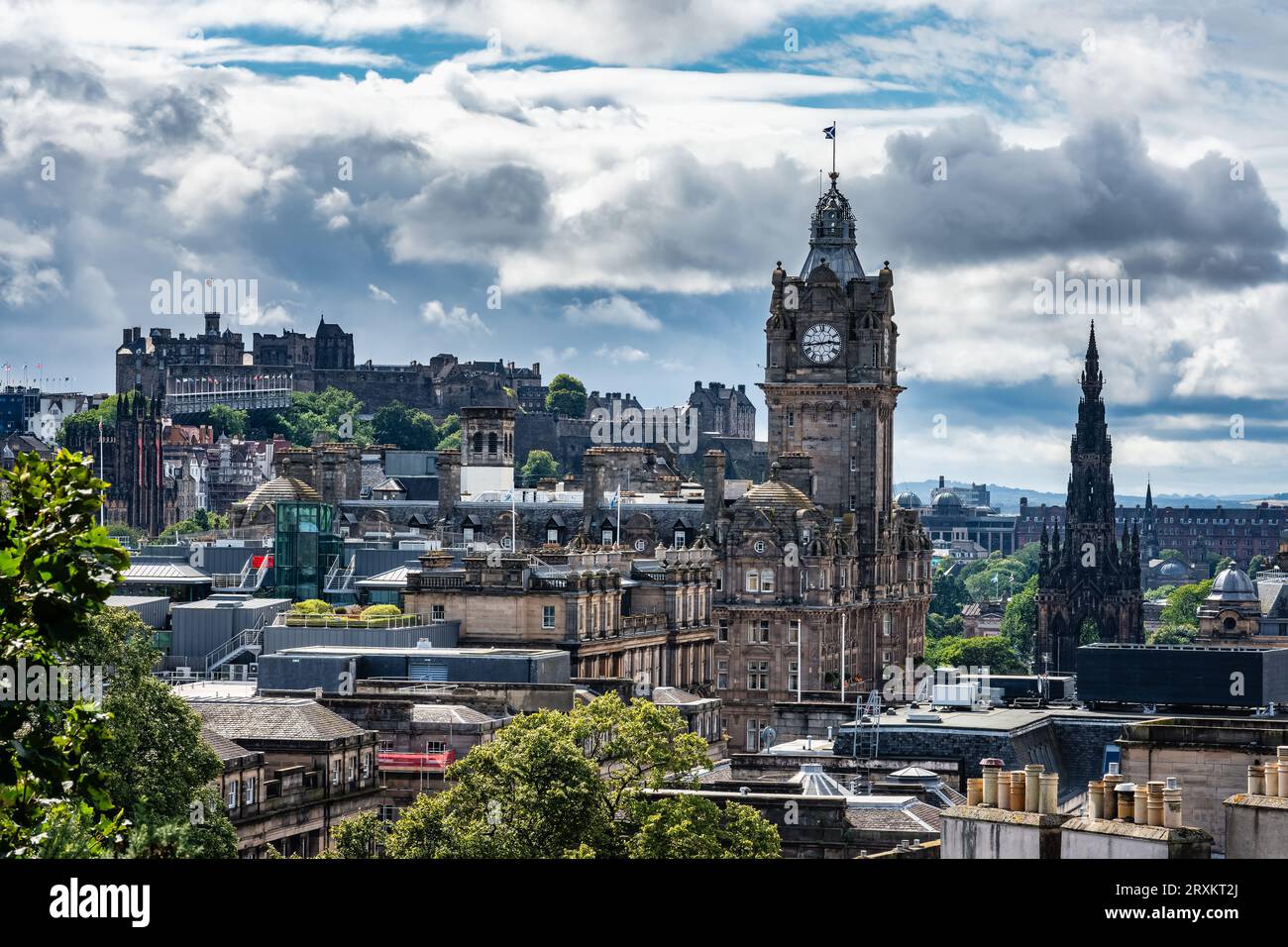 Paesaggio urbano al tramonto dalla monumentale città di Edimburgo, in Scozia, Patrimonio dell'Umanità Foto Stock
