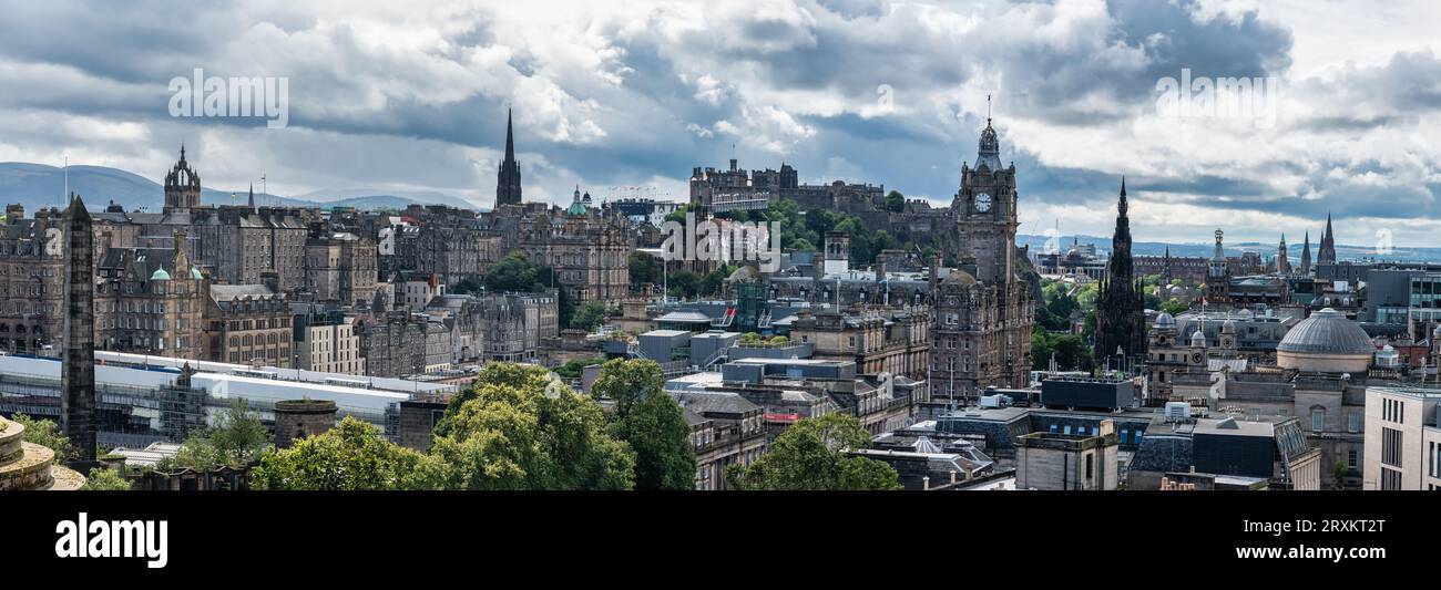 Paesaggio urbano al tramonto dalla monumentale città di Edimburgo, in Scozia, Patrimonio dell'Umanità Foto Stock