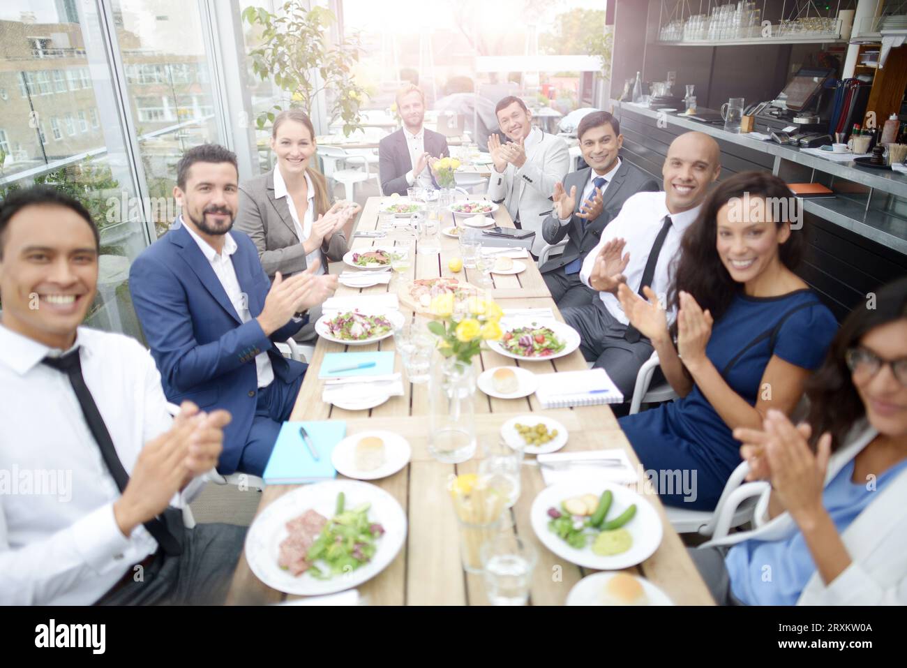 Gli imprenditori ad applaudire durante la riunione presso il ristorante Foto Stock