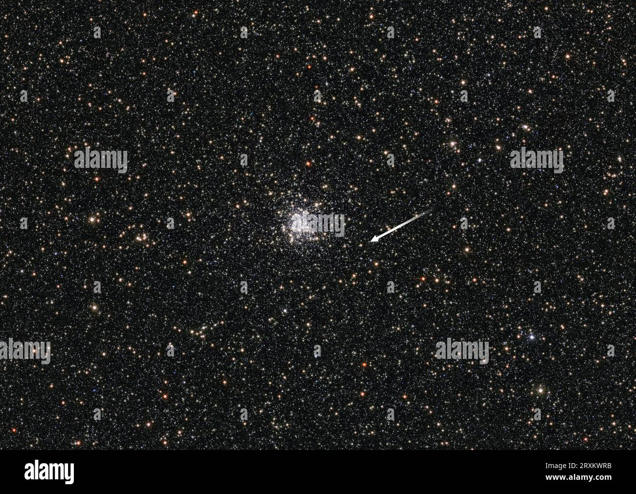 Ammasso di stelle in un cielo notturno con una freccia che punta verso di esso. Foto Stock