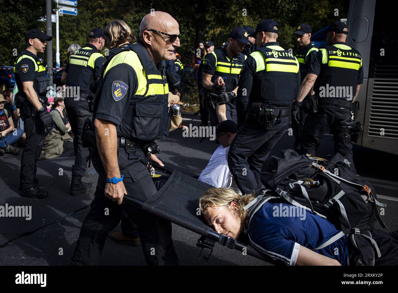Paesi Bassi, l'Aia. 26 settembre 2023. Una protesta di attivisti del clima sulla A12. Il gruppo d'azione Extinction Rebellion ha bloccato l'autostrada per il diciottesimo giorno di fila in segno di protesta contro i regolamenti governativi che sostengono l'industria fossile. Foto: ANP / Hollandse-Hoogte / Ramon van Flymen netherlands Out - belgium Out Foto Stock