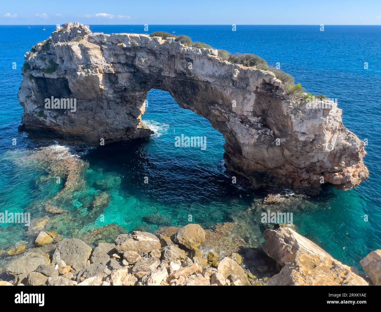 Es Pontàs è un arco naturale realizzato in pietra calcarea nella parte sud-orientale dell'isola di Maiorca, in Spagna Foto Stock