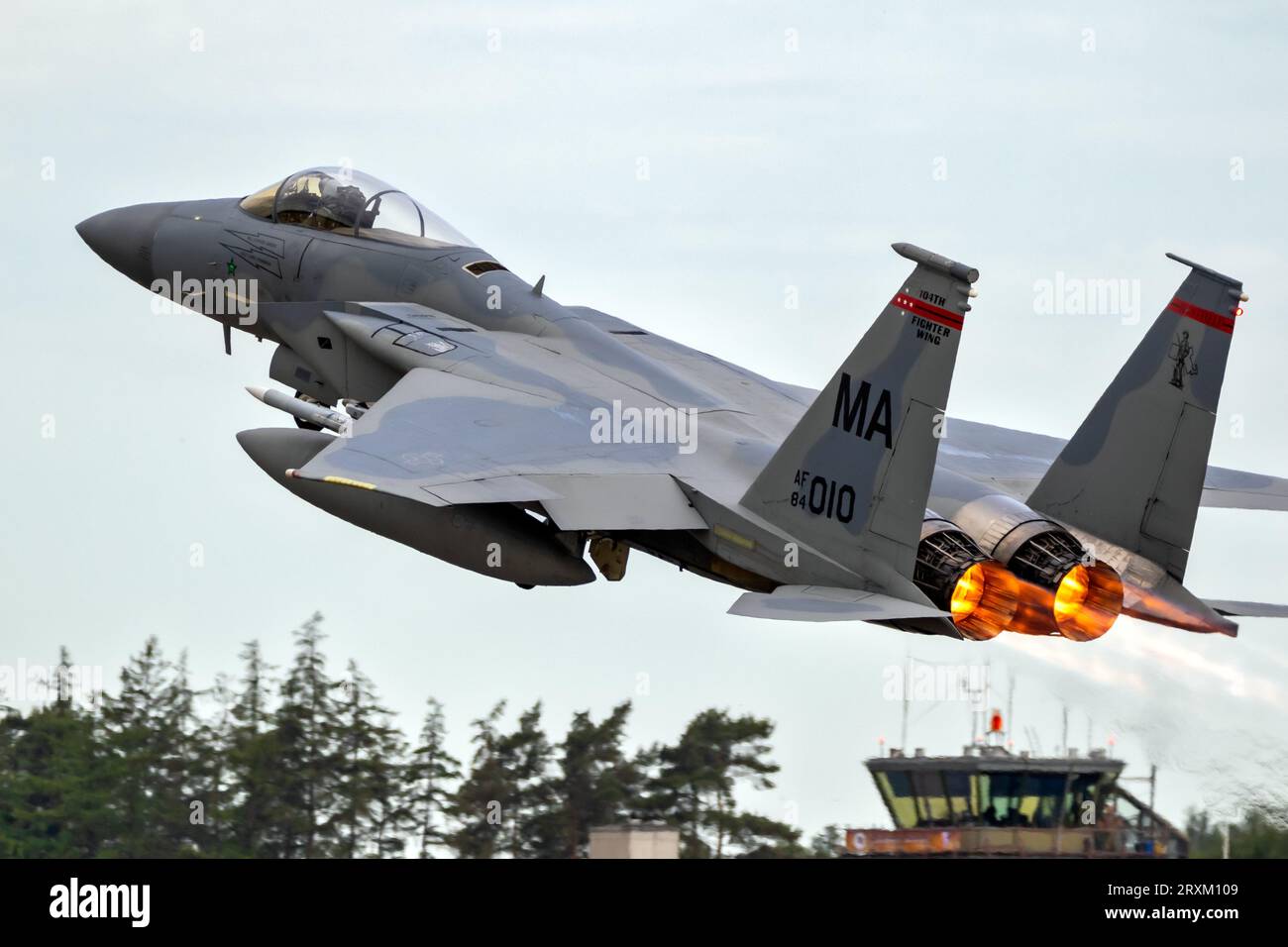 US Air Force F-15C Eagle jet da caccia del 104th Fighter Wing decollando da Hohn Airbase durante l'esercitazione NATO Air Defender 2023. Hohn, Germania - giugno Foto Stock