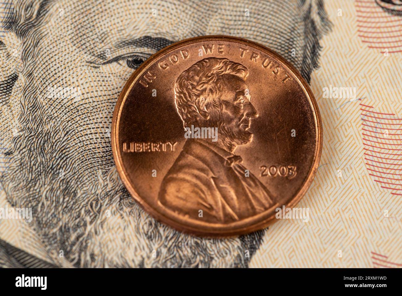 Monete di rame americane con un valore nominale di un centesimo , un primo piano di vecchie monete di 1 centesimi Foto Stock