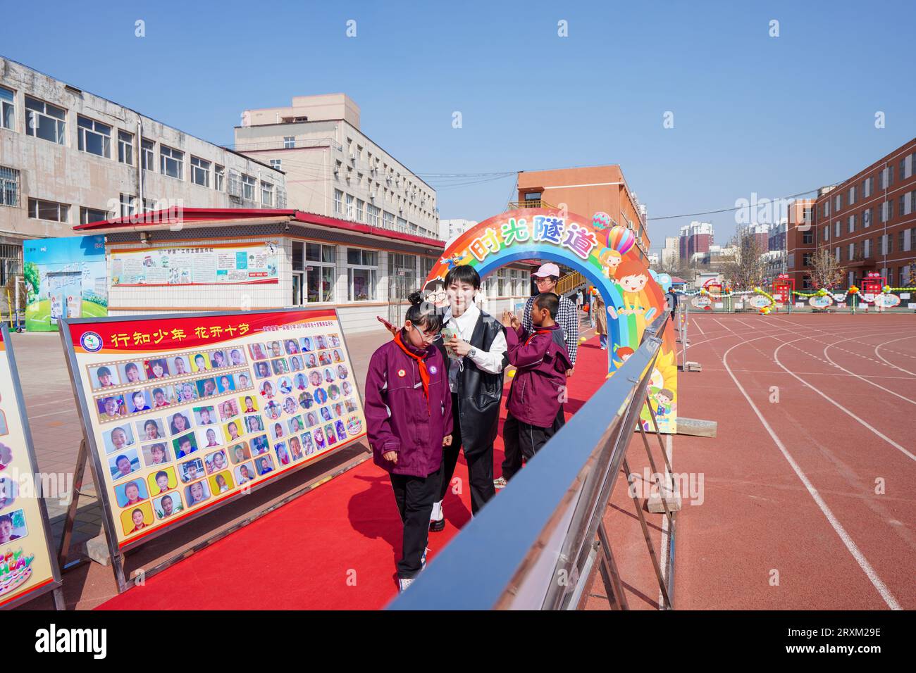 Contea di Luannan, Cina - 29 marzo 2023: Studenti delle scuole primarie e genitori visitano insieme mostre all'aperto. Foto Stock