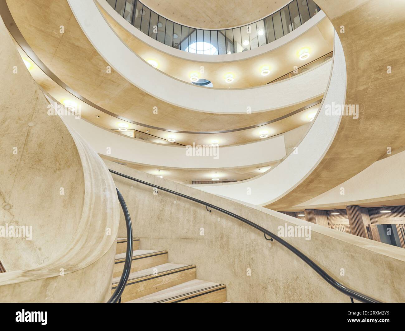 Basso angolo di visione della moderna scala a spirale Foto Stock
