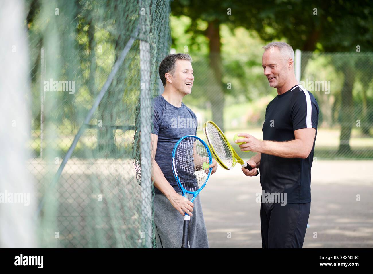 Uomini maturi sul campo da tennis Foto Stock