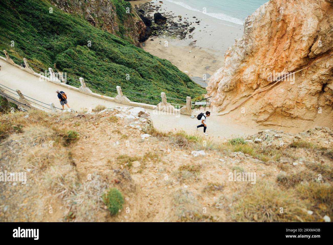 I turisti camminano su una strada collinare Foto Stock