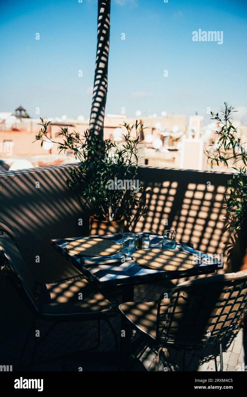 Ombre controllate nella zona pranzo sul tetto della città Foto Stock