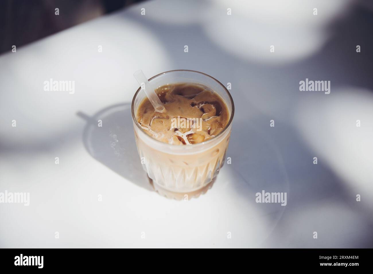 Caffè freddo su un tavolo bianco Foto Stock