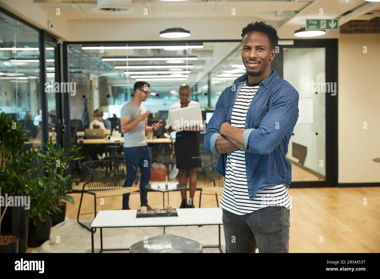Sorridente giovane imprenditore in office Foto Stock