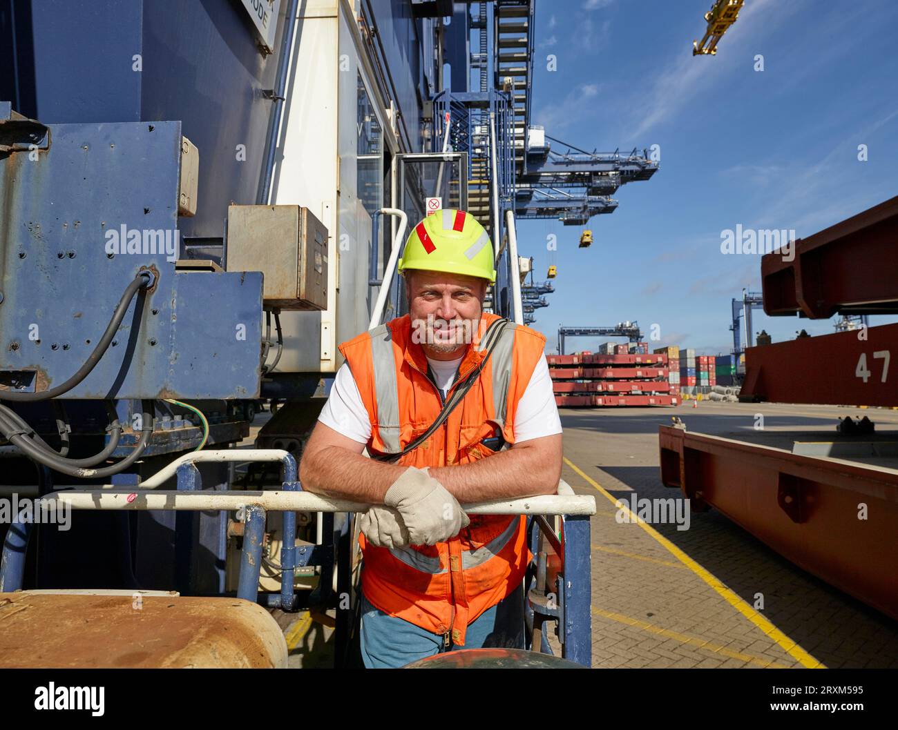 Lavoratore Dock appoggiata sulla ringhiera al porto di Felixstowe, Inghilterra Foto Stock