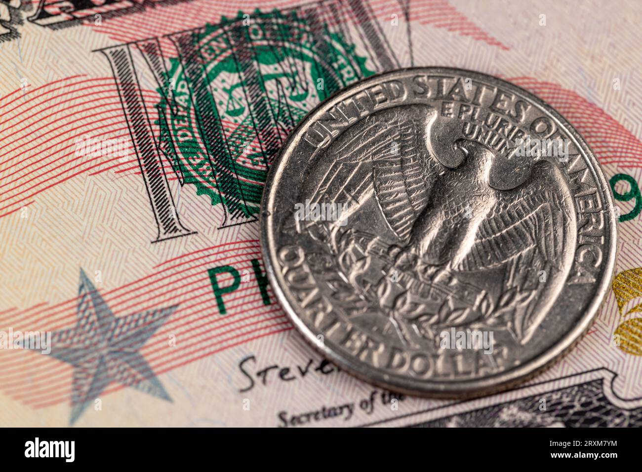 Vecchie monete americane da un quarto di dollaro, primo piano delle vecchie monete da venticinque centesimi Foto Stock