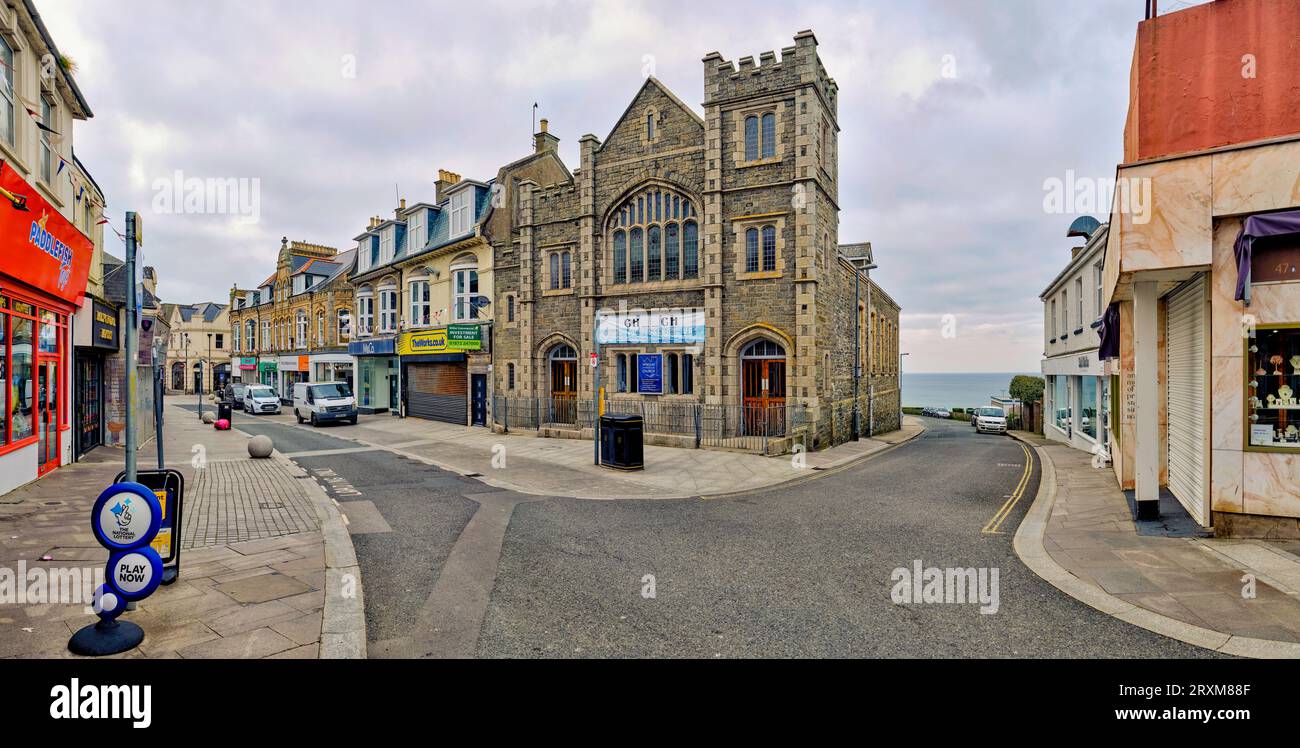 Strada vuota di fronte alla Newquay Evangelical Church, Newquay, Inghilterra, Regno Unito Foto Stock