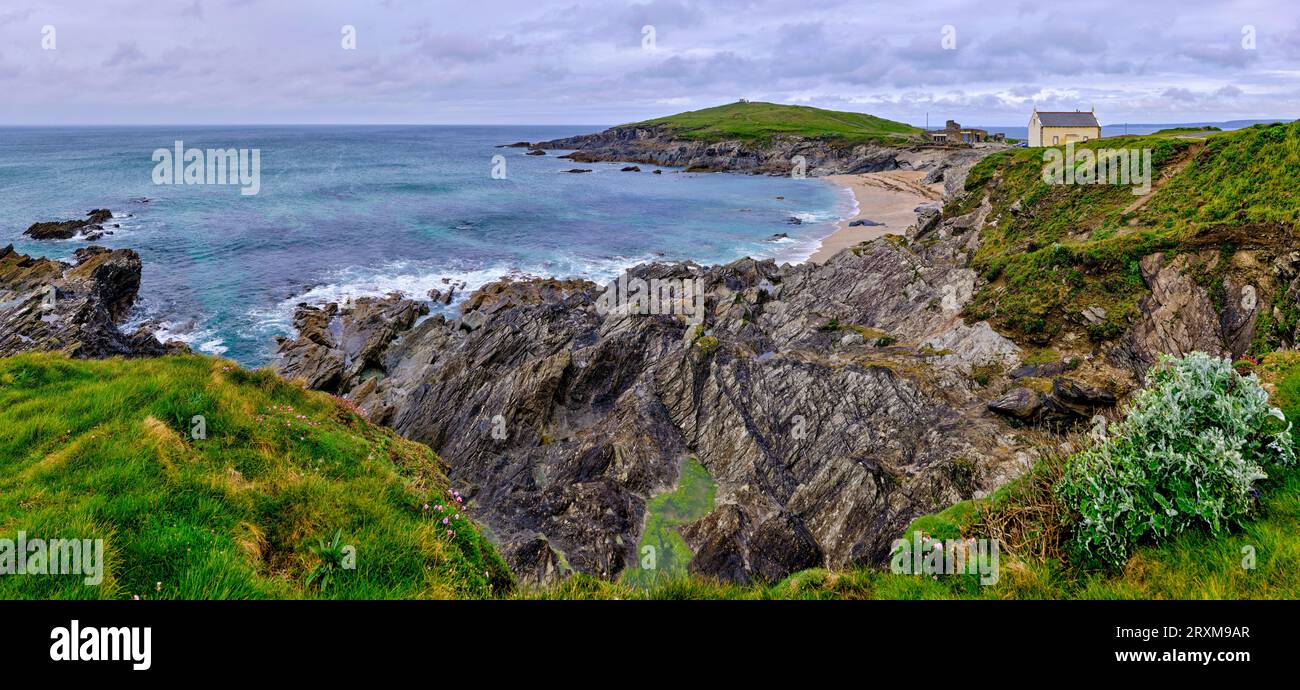 Costa rocciosa con Little Fistral Beach sullo sfondo, Newquay, Inghilterra, Regno Unito Foto Stock