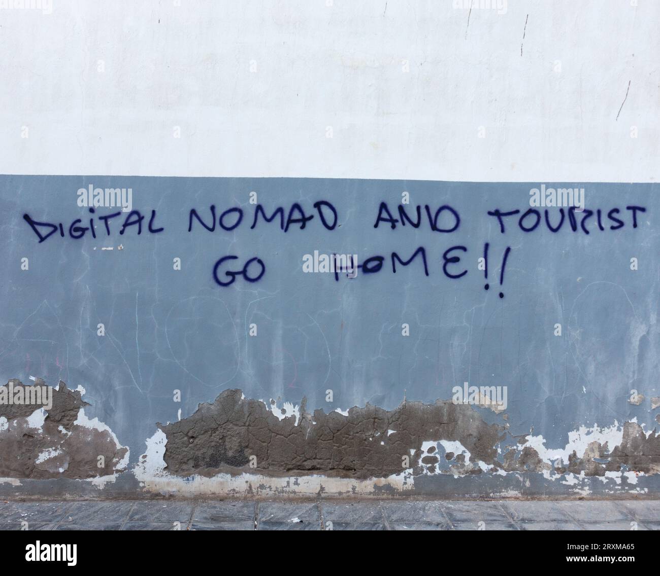 Nomade digitale e turista vanno a casa graffiti sul muro in Spagna Foto Stock