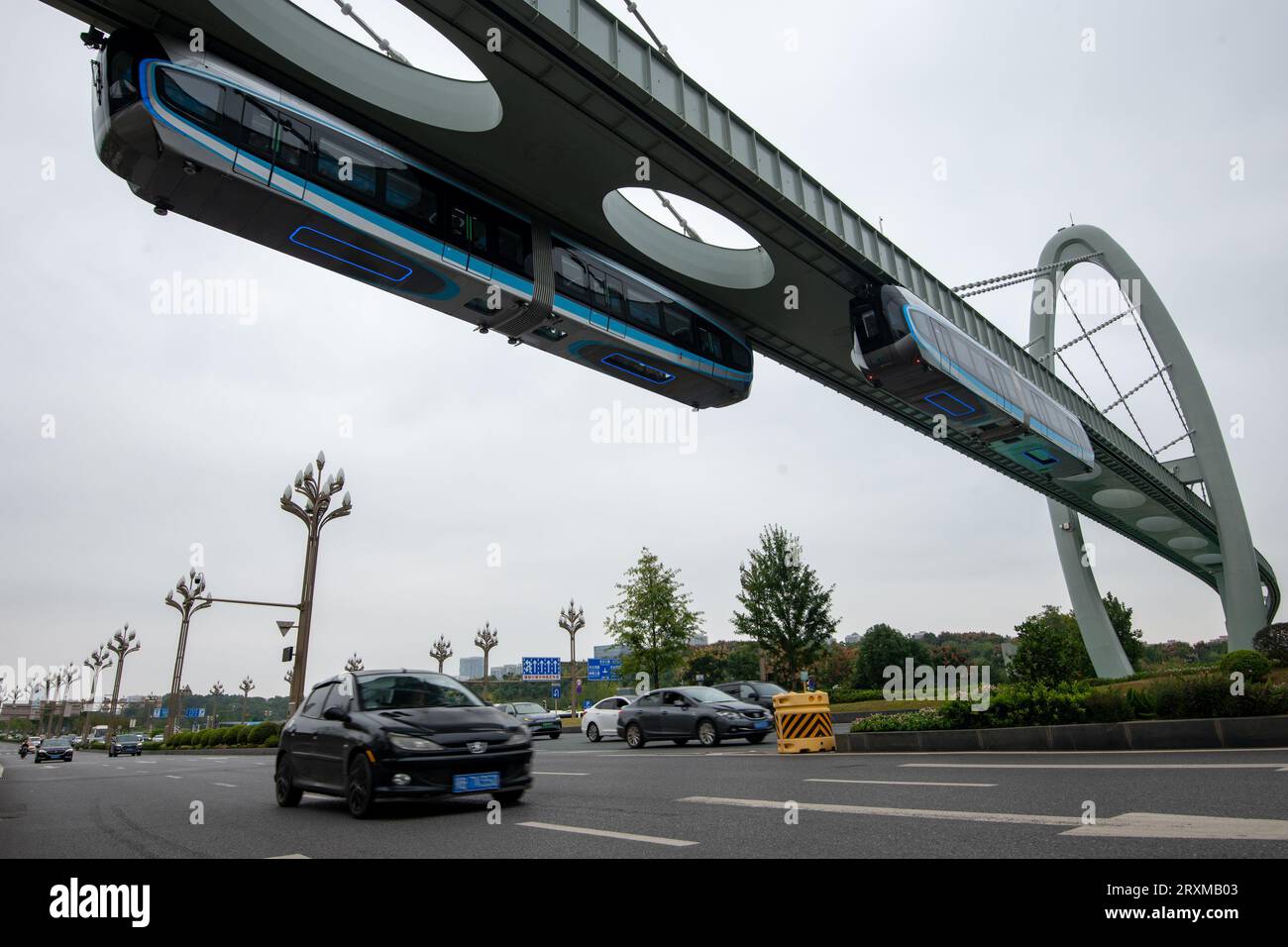 (230926) -- WUHAN, 26 settembre 2023 (Xinhua) -- questa foto aerea scattata il 26 settembre 2023 mostra una nuova linea di monorotaia sospesa in funzione a Wuhan, nella provincia di Hubei nella Cina centrale. La prima linea commerciale sospesa della monorotaia della Cina è stata aperta al pubblico martedì a Wuhan, capitale della provincia di Hubei della Cina centrale. La monorotaia sospesa opera per 12 ore al giorno, con una monorotaia che parte ogni 10 minuti. La velocità massima di funzionamento del treno monorotaia è di 60 km all'ora. L'intero processo operativo, compreso l'avviamento, l'ingresso nelle stazioni, l'apertura e la chiusura delle porte, è completamente aut Foto Stock