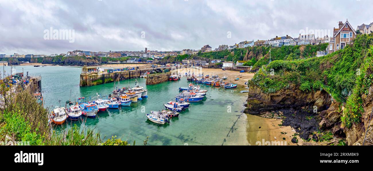 Varie barche ormeggiate nel piccolo porticciolo di Newquay Bay, Newquay, Inghilterra, Regno Unito Foto Stock