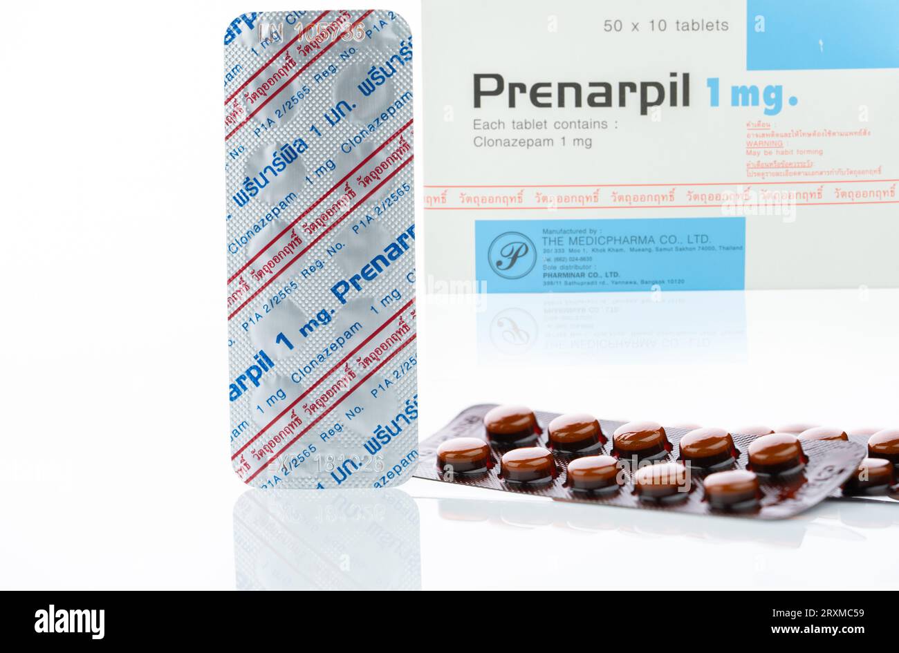 CHONBURI, THAILANDIA-11 LUGLIO 2023: Pillole Prenarpil in blister marrone. Clonazepam usato per trattare convulsioni, disturbi di panico, disturbi d'ansia. Foto Stock