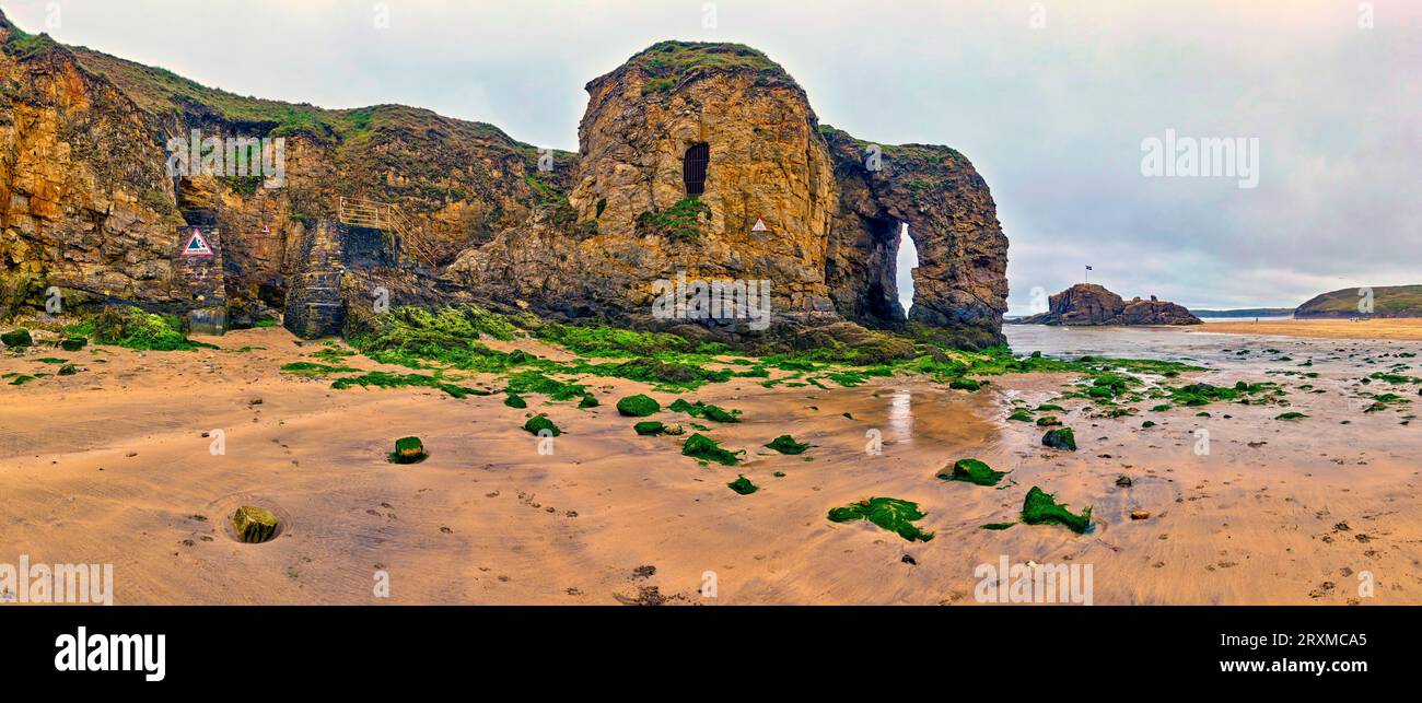 Arco naturale a Perranporth Beach, Perranporth, Inghilterra, Regno Unito Foto Stock