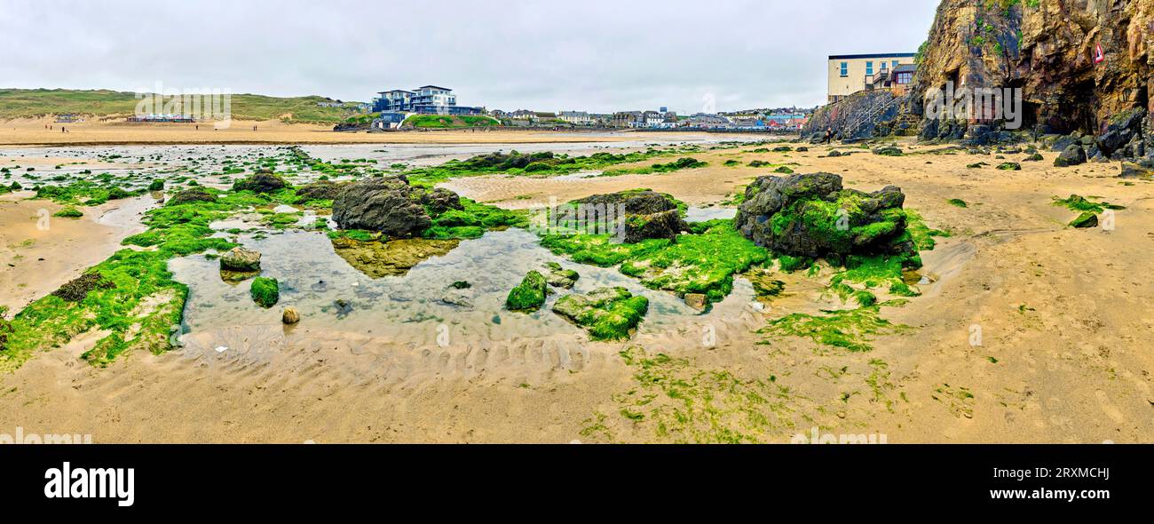 Rocce e pozzanghere a Perranporth Beach, Perranporth, Inghilterra, Regno Unito Foto Stock
