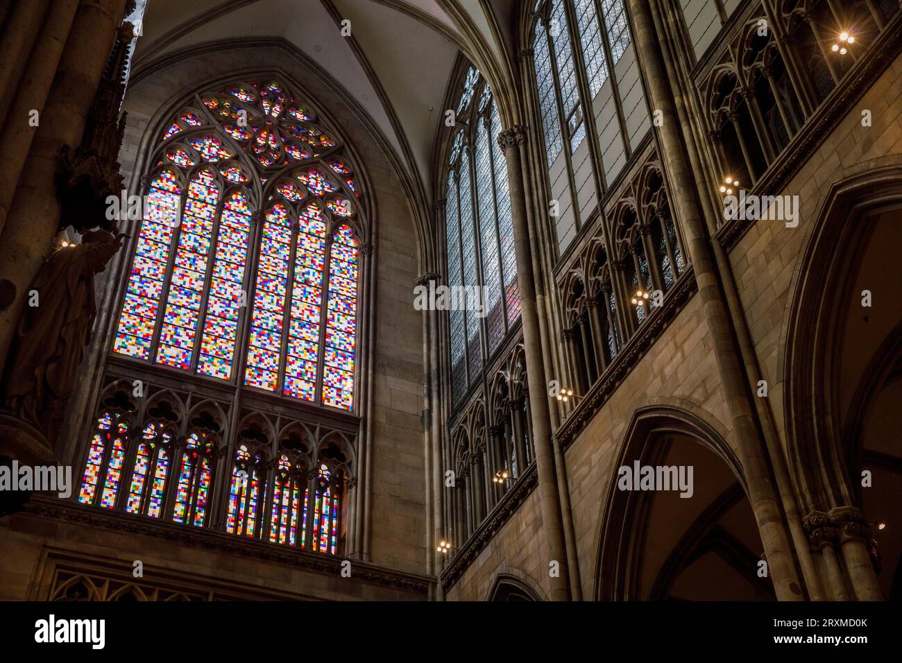 All'interno della cattedrale, la finestra dell'artista Gerhard Richter, Colonia, Germania. Der Dom, das Fenster von Gerhard Richter im suedlichen Querhaus, Koe Foto Stock