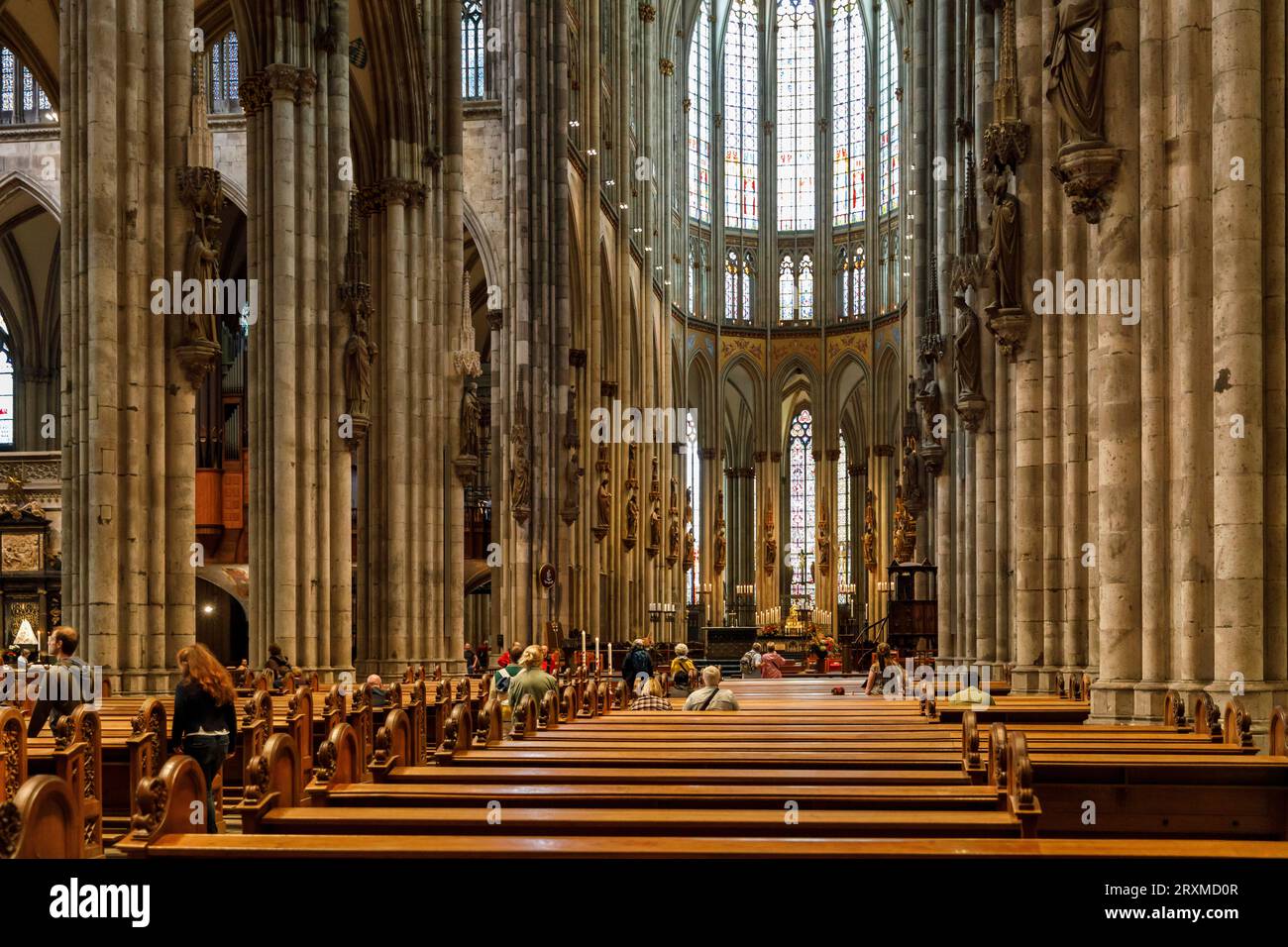 Nella cattedrale, vista attraverso la navata del coro, Colonia, Germania. im Dom, Blick durch das Hauptschiff zum Chor, Koeln, Deutschland. Foto Stock