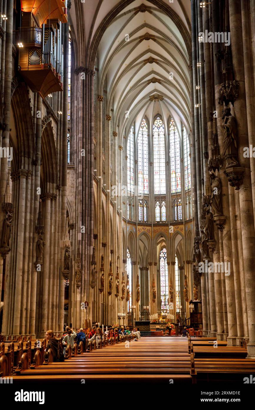 Nella cattedrale, vista attraverso la navata del coro, Colonia, Germania. im Dom, Blick durch das Hauptschiff zum Chor, Koeln, Deutschland. Foto Stock