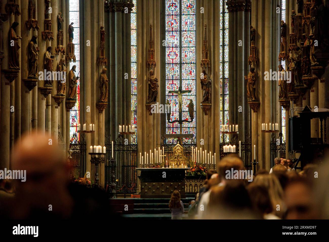 Nella cattedrale, vista attraverso la navata del coro, Colonia, Germania. im Dom, Blick durch das Hauptschiff zum Chor, Koeln, Deutschland. Foto Stock