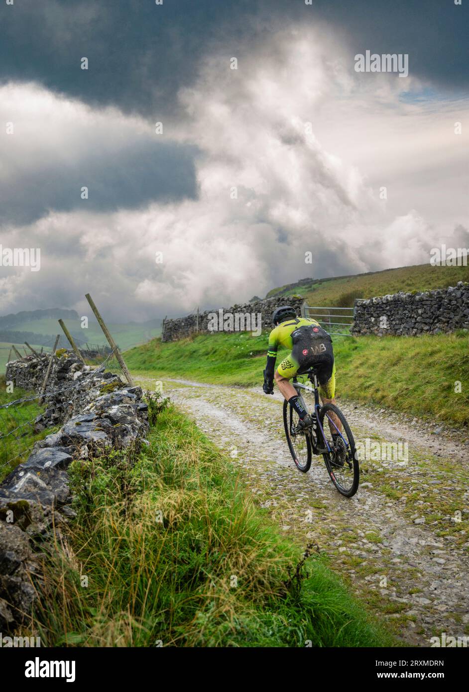 Giles Drake, Wheelbase cabtech Castelli vincitore della gara ciclocross 3 Peaks del 2023, Yorkshire Dales, Regno Unito. Foto Stock