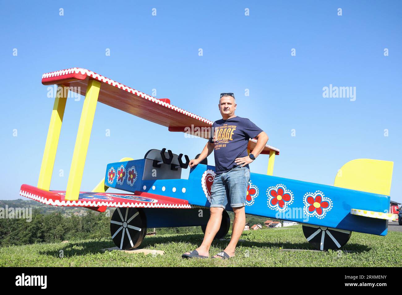 Zagabria, Croazia. 8 settembre 2023. Goran Lendrec produce giocattoli tradizionali, e ora ha realizzato un aereo 4x4 che è in mostra vicino alla statua di Matija Gubec e ha dipinto diverse case di catering turistiche, a Stubica, Croazia, l'8 settembre 2023. Foto: Emica Elvedji/PIXSELL credito: Pixsell/Alamy Live News Foto Stock