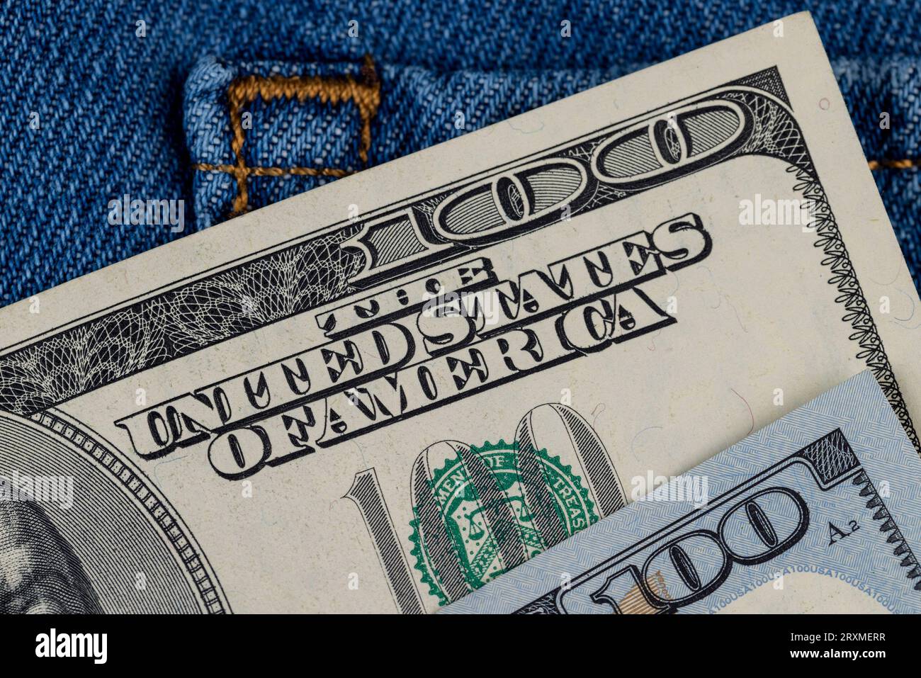 Contanti American cento dollari fatture giacendo nella tasca dei jeans, dollari americani primo piano Foto Stock
