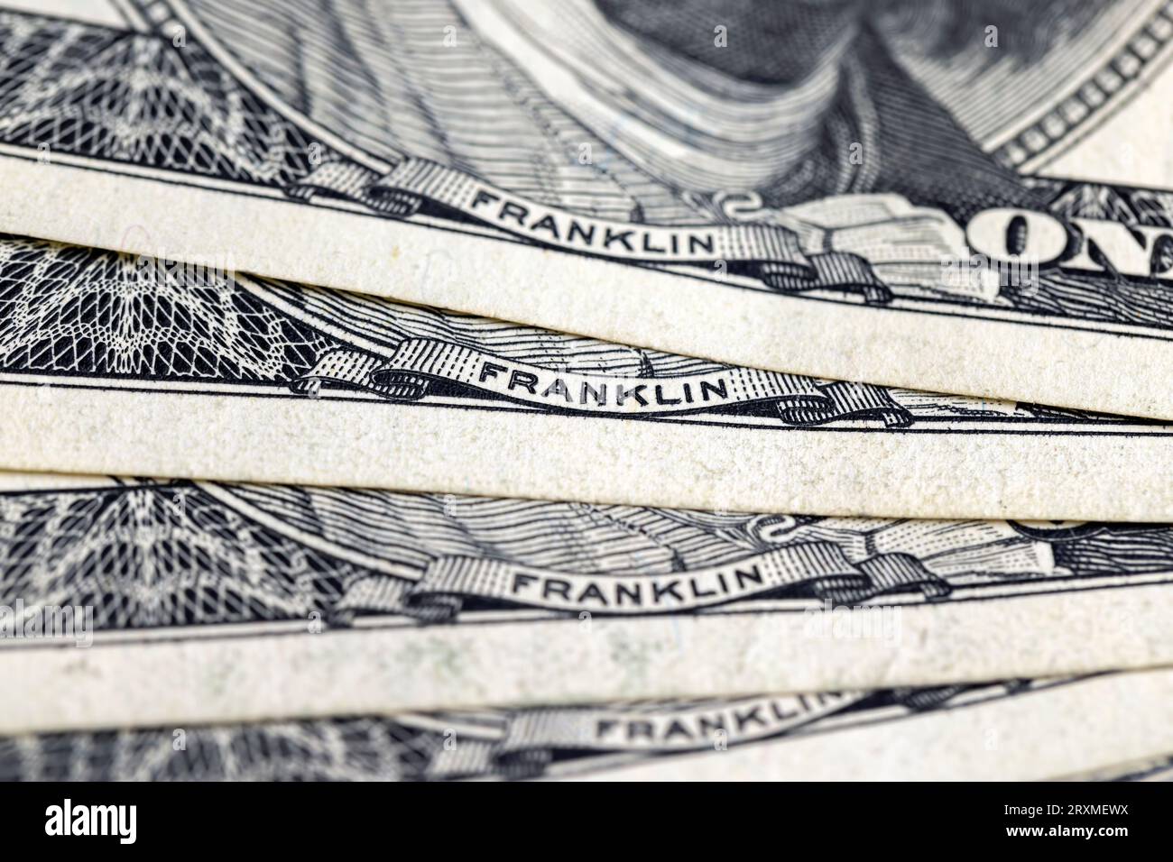 Diversi americani cento dollari fatture primo piano, dettagli di carta dollari americani in contanti Foto Stock