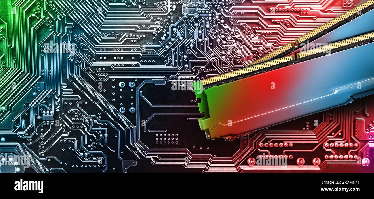 Memoria del computer RAM su circuito scheda madre background . Componenti del computer . DDR3. DDR4. DDR5. Foto Stock