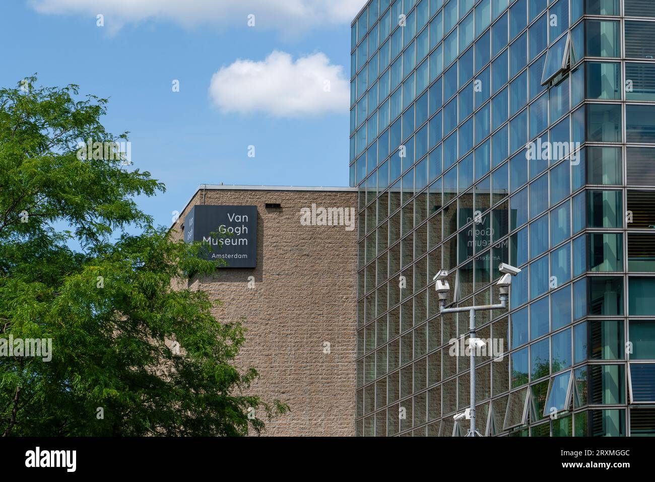 Amsterdam, Paesi Bassi - 20 luglio 2023: Targhetta sulla parete esterna del Museo Van Gogh e riflesso su parete di vetro. Foto Stock